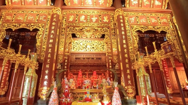 Không gian chính của nhà thờ tổ bố trí ở tầng 2. Tầng 2 được chia làm 7 gian thờ tự.