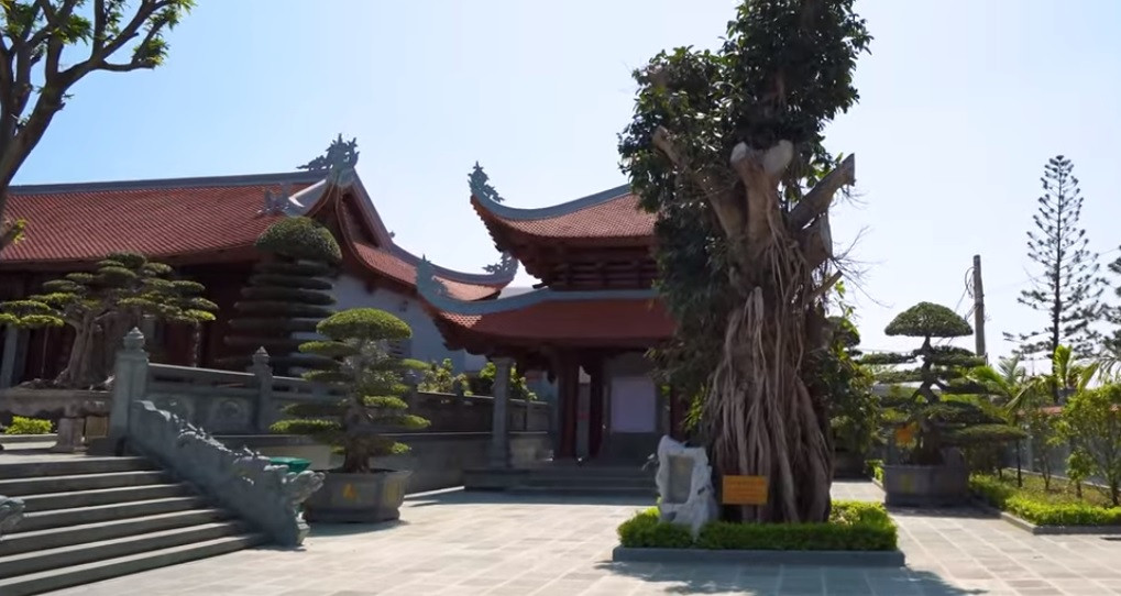 Công trình do một kiến trúc sư họ Bùi thiết kế và thi công. Thời gian thiết kế khoảng 4 tháng, xây dựng trong 2 năm 3 tháng.