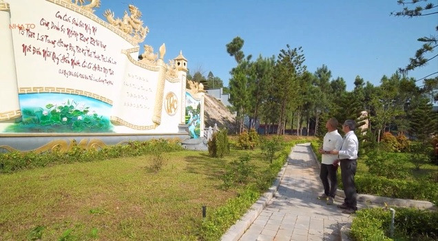 Phía sau nhà thờ chính là vườn danh nhân, với ý tưởng ghi nhớ công ơn của các danh tướng, danh nhân họ Bùi. Nguồn ảnh: Chụp màn hình KenhNhato