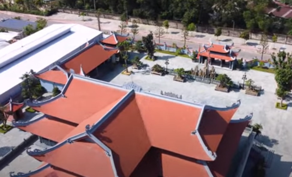 Nhà thờ tổ họ Bùi được xây dựng trên khu đất rộng 35.00m2, có quy mô lớn nhất tại Việt Nam cho đến thời điểm hiện tại.