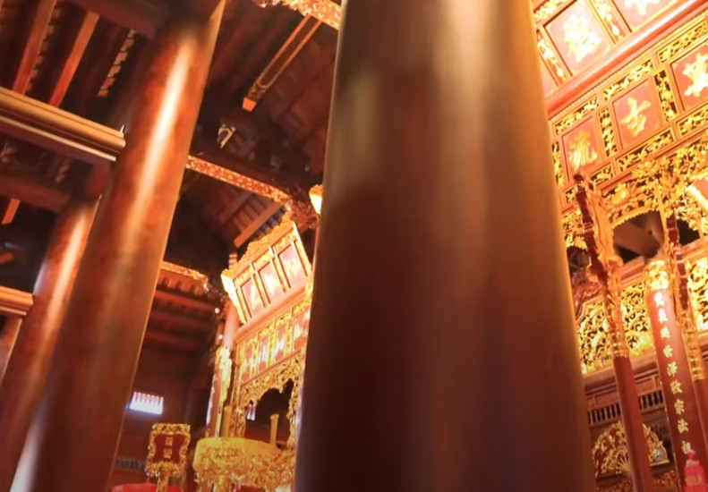 Khu vực này có tổng cộng 42 chiếc cột gỗ, trong đó 1 cột bằng gỗ trắc, 41 cột còn lại hoàn toàn bằng gỗ lim, cao gần 10m.