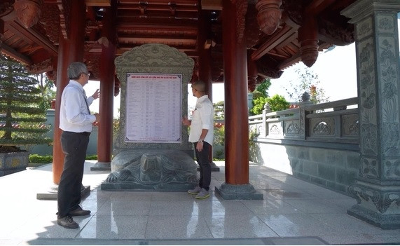 Hai bên là 2 nhà bia, trong đó 1 bia dành riêng để ghi danh những thành viên công đức với số tiền lớn.