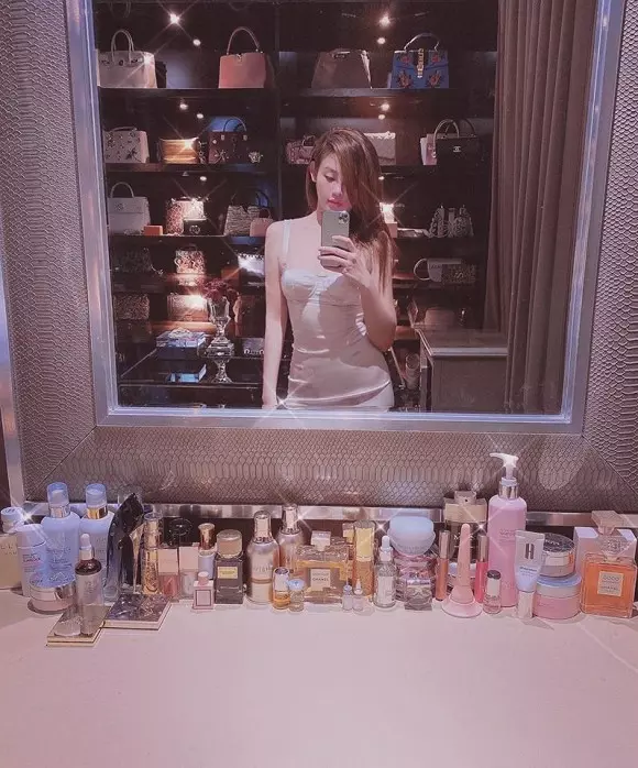 Đằng sau bàn trang điểm là những chiếc túi hiệu "đậm mùi tiền".