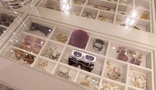 Tủ chạm trần xung quanh treo những bộ quần áo đắt tiền, còn phần "ốc đảo" ở giữa là nơi Huyền Baby trưng bày đồng hồ, mắt kính, trang sức,... đều đến từ các thương hiệu lớn.