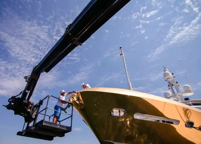 Đội ngũ thi công đã sử dụng phao nổi và giàn giáo để hoàn thành dự án.