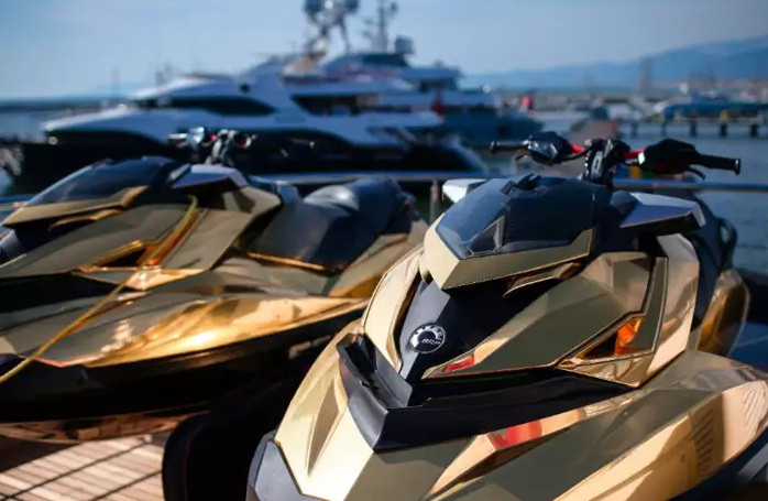 Bên cạnh du thuyền mạ vàng, một số thiết bị trên tàu như xe lướt sóng, ván trượt phản lực cũng được bọc vàng xa xỉ.