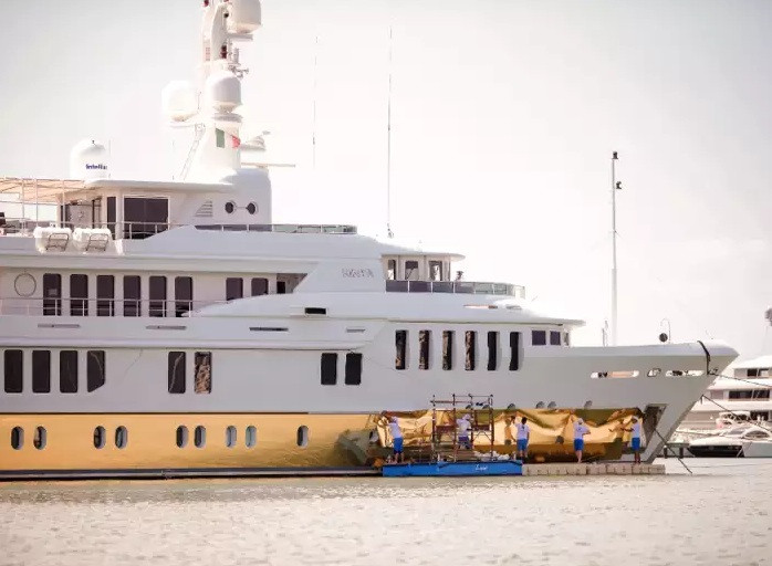 Ngoài bể bơi, thác nước thủy tinh, bể sục, trên siêu du thuyền còn được trang bị dịch vụ spa và làm tóc đầy đủ.