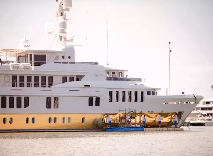 Ngoài bể bơi, thác nước thủy tinh, bể sục, trên siêu du thuyền còn được trang bị dịch vụ spa và làm tóc đầy đủ.