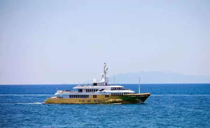 Du thuyền có thể chứa 12 khách và 12 thành viên thủy thủ đoàn.