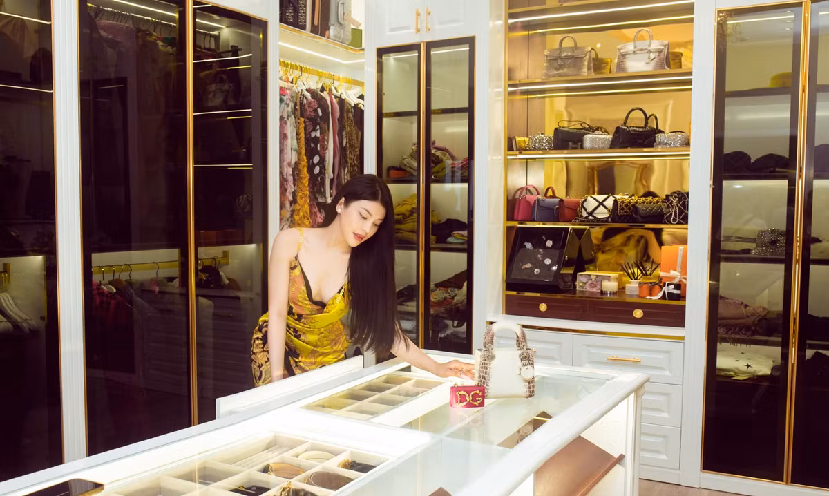 Các món đồ được người đẹp đặt ngay ngắn trong các tủ kệ trông vô cùng ngăn nắp. Nguồn ảnh: FB Lily Chen.