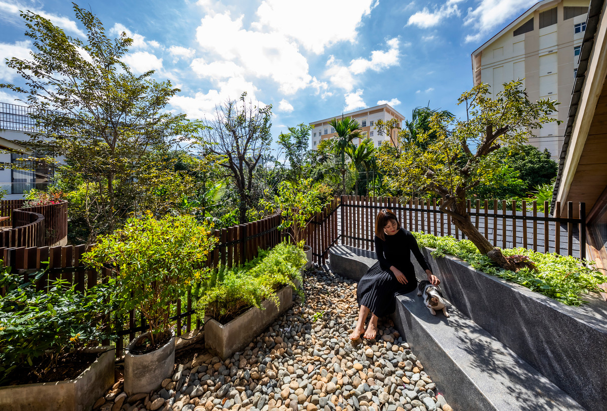 Không gian xanh mướt mắt trước nhà. Nguồn ảnh: Hiroyuki Oki