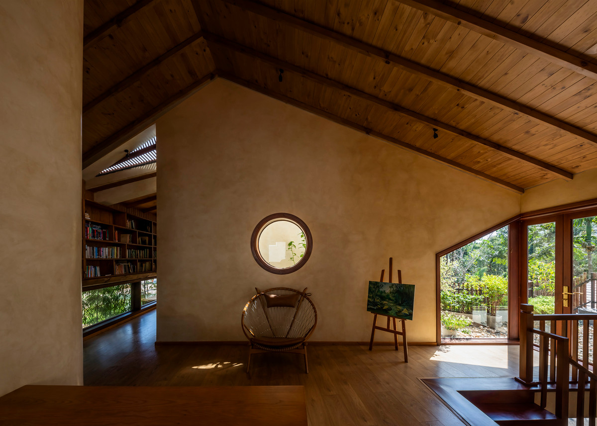 Hầu hết không gian nội thất đều được làm từ gỗ, mang màu nâu trầm tạo cảm giác ấm cúng, bình dị.