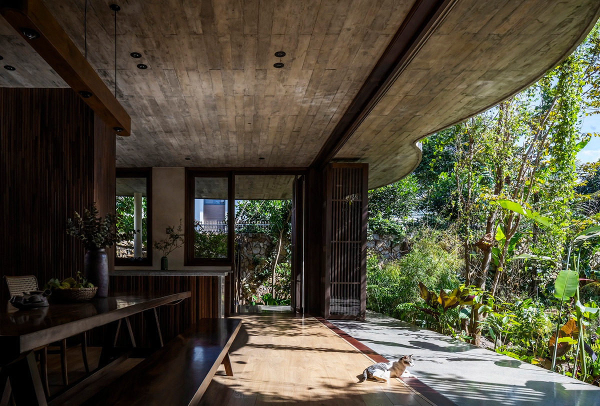 Tầng trệt gồm phòng khách và phòng bếp, được nối với nhau bằng một lối đi nổi trên mặt suối.