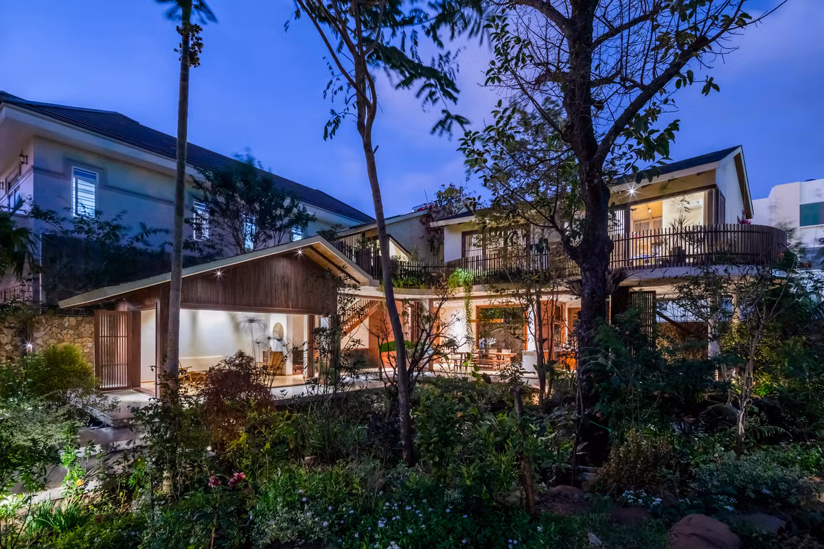 Ranh giới không gian gần như xoá mờ, ở đây kiến trúc sư không phân chia chính phụ, ngôi nhà, khu vườn hay dòng suối đều là những thực thể gắn kết.