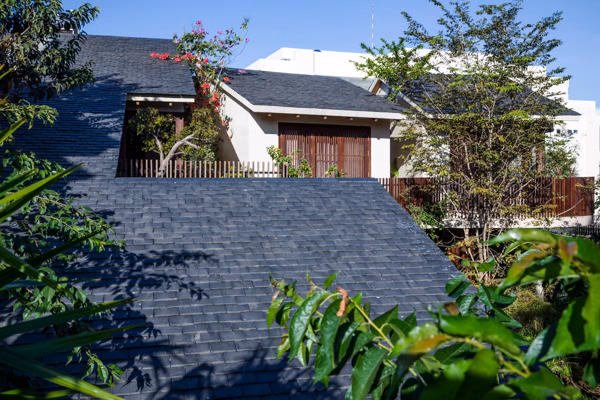 Công trình có diện tích khoảng hơn 600 m2, toạ lạc tại khu đô thị mới phát triển phía Bắc thành phố Buôn Ma Thuột.