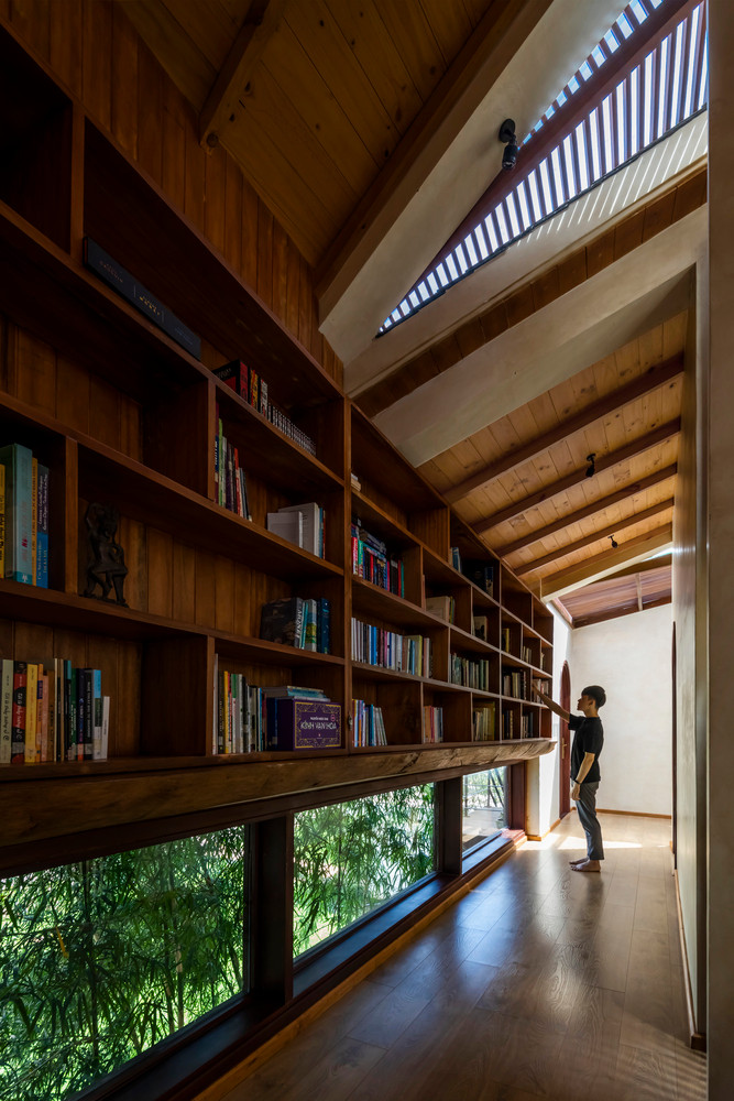 Tầng trên là khu đọc sách và phòng làm việc tại nhà, với 2 phòng ngủ đan xen với không gian đệm từ cây xanh.