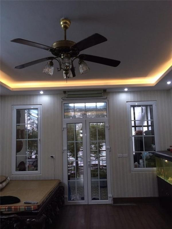 Từ trong nhà nam ca sĩ có thể nhìn thẳng ra hồ. Ảnh: Khám phá