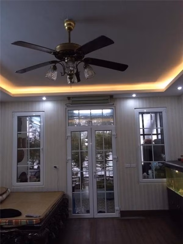 Từ trong nhà nam ca sĩ có thể nhìn thẳng ra hồ. Ảnh: Khám phá