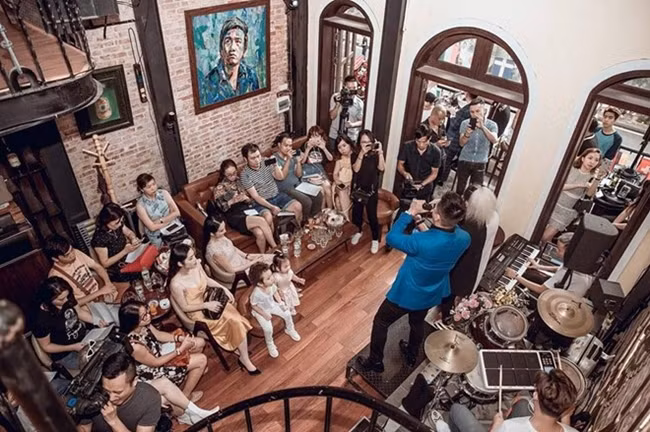 Nội thất bên trong căn nhà đều toát lên vẻ cổ kính. Ảnh: Dân Việt