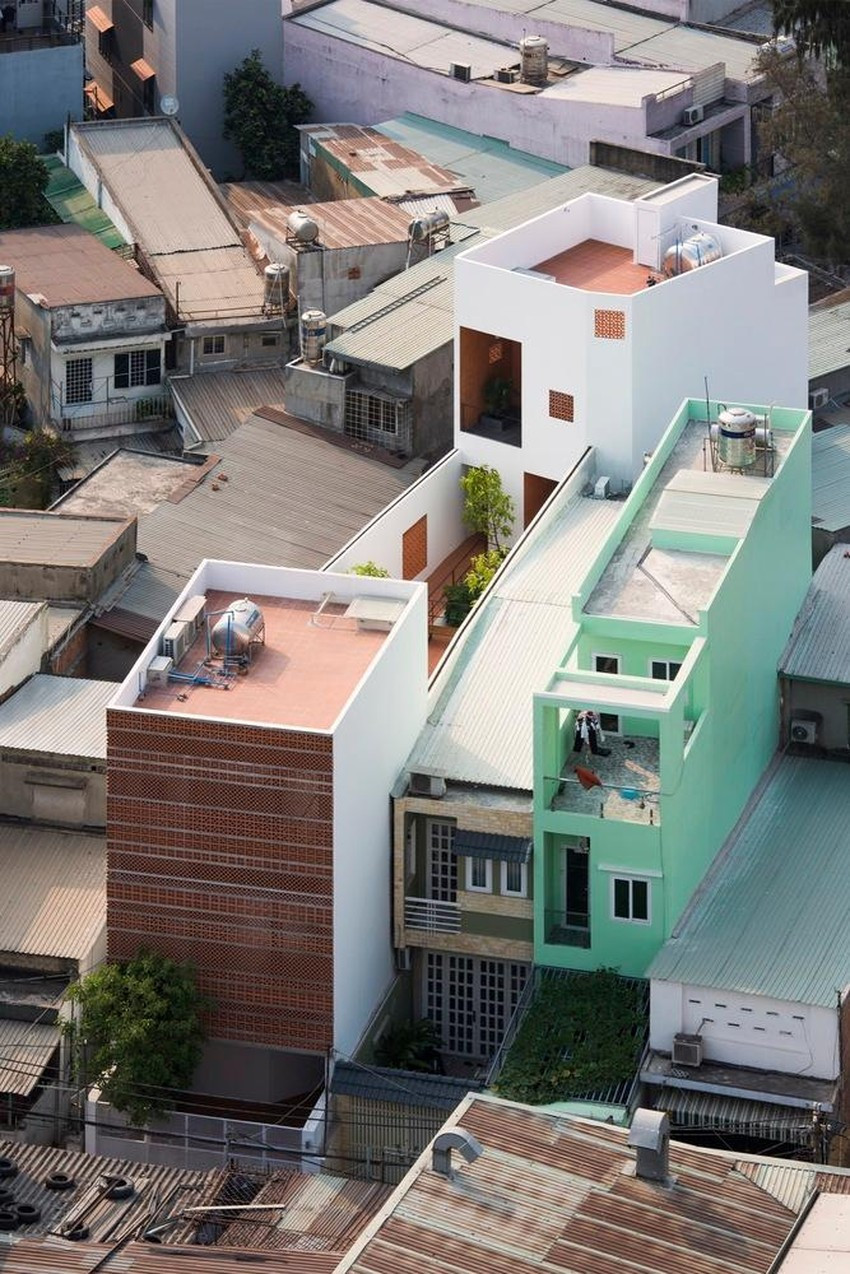 Công trình nằm trong một khu vực mật độ cao được bao quanh bởi các ngôi nhà hai hoặc ba tầng.