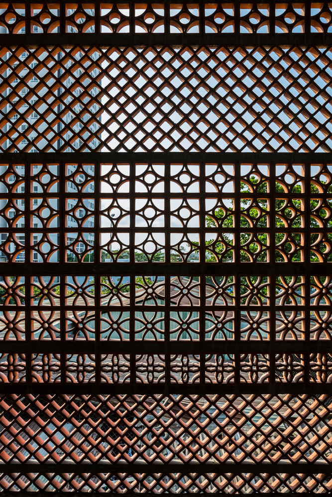 Theo yêu cầu của khách hàng, kiến trúc sư cố gắng sử dụng các vật liệu địa phương ở Việt Nam để xây dựng với chi phí thấp.