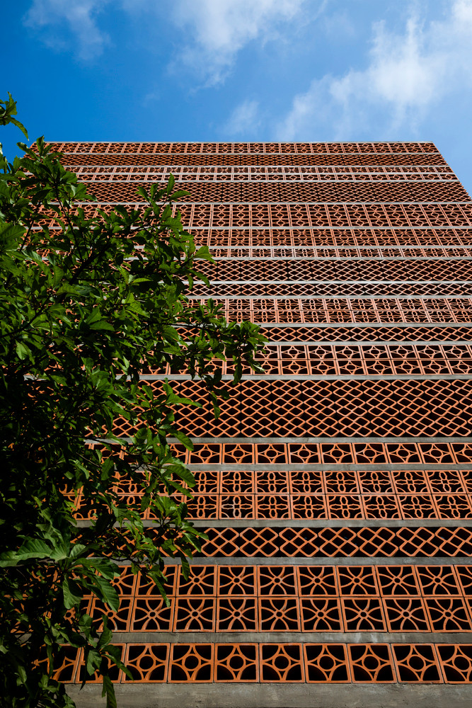 ##ss###style="text-decoration: underline;">Căn nhà khác biệt bởi việc phối hợp hoa văn của gạch bằng đất nung khác nhau để tạo nên một mặt tiền bằng kiến trúc tổ mối.