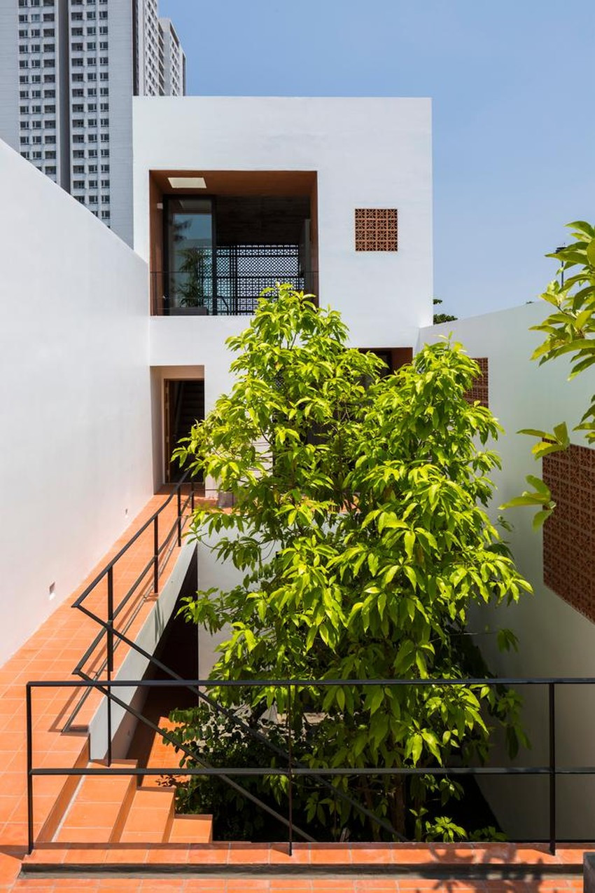 Các không gian bên ngoài này (sân trong, sân vườn) được kết nối với nhau, tận dụng khả năng lưu thông không khí và khả năng xuyên sáng sâu vào ban ngày cho toàn bộ tòa nhà.