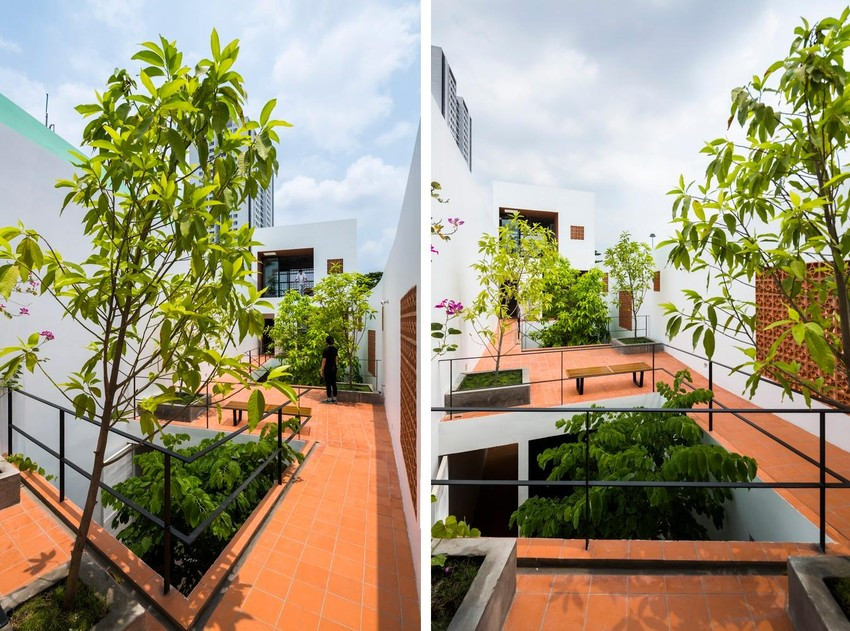 Hơn nữa, kiến trúc sư tạo ra một khoảng trống để kết nối không gian sân vườn ở tầng trệt với sân trong khu vực mở.