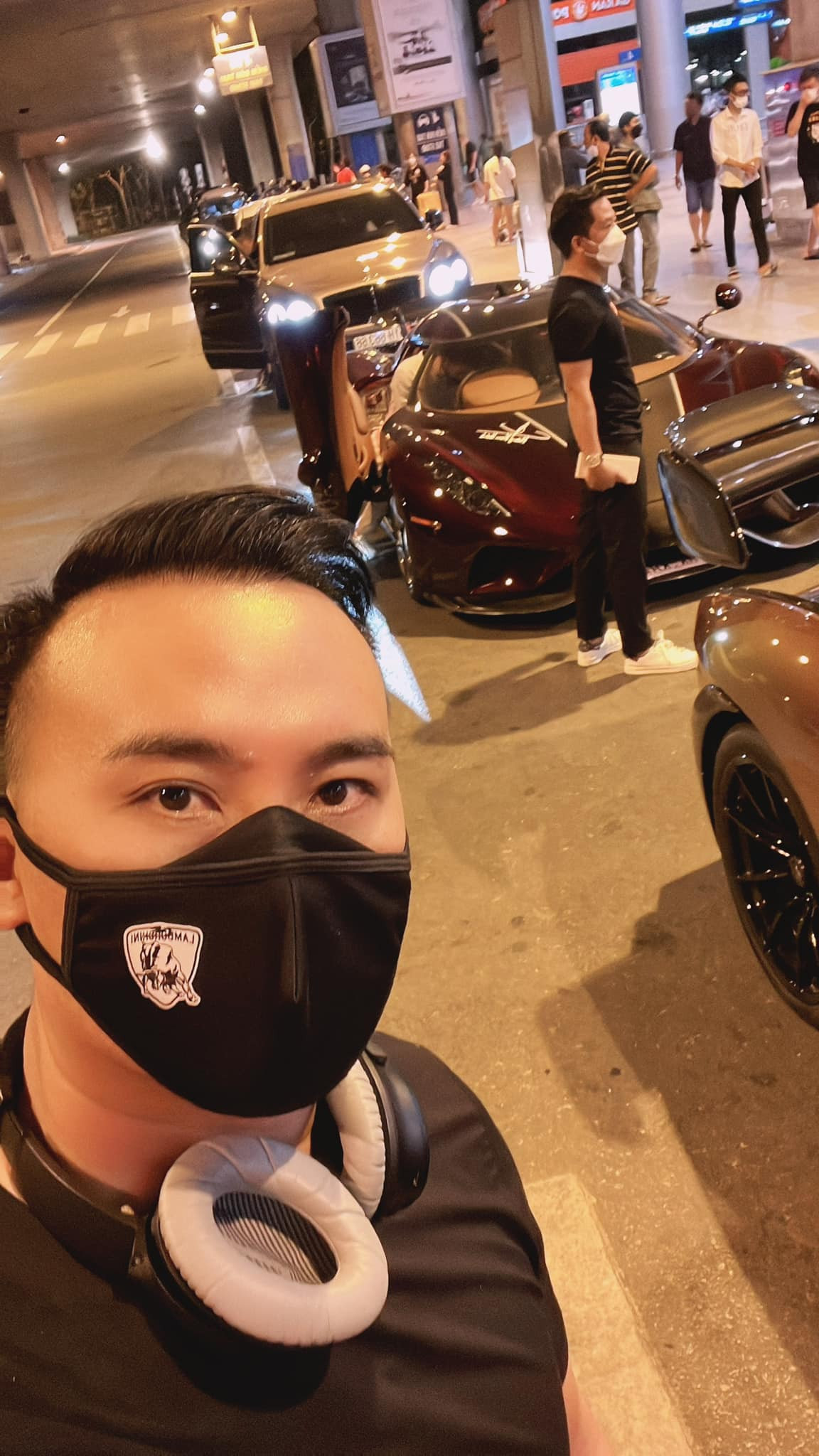 Ngay lập tức, danh tính chủ nhân dàn xế hộp cũng được tìm ra. Đó là đại gia Hoàng Kim Khánh và vợ Phan Thị Mai. Ảnh: FBNV