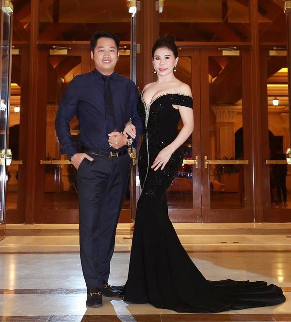 Ít ai biết, vợ chồng Hoàng Kim Khánh - Phan Thị Mai đều bắt đầu sự nghiệp từ 2 bàn tay trắng. Bà Mai từng chia sẻ trên một video rằng cả hai đều xuất thân nghèo khó. Sau khi kết hôn cặp đôi đã vào TP.HCM lập nghiệp. Ảnh: Yan