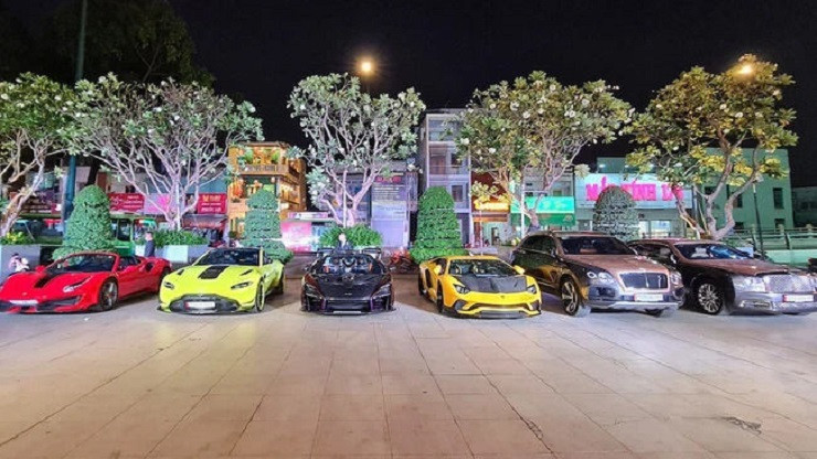 Bộ sưu tập siêu xe của cặp vợ chồng đại gia Sài Gòn đến từ nhiều thương hiệu đình đám như Lamborghini Aventador S, Ferrari 488 Pista, Bentley Mulsanne EWB, Bentley Bentayga V8 và Cadillac Escalade Sport...Ảnh: Dân Việt