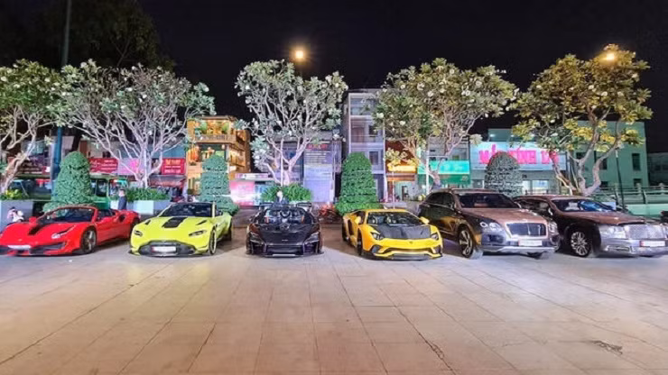 Bộ sưu tập siêu xe của cặp vợ chồng đại gia Sài Gòn đến từ nhiều thương hiệu đình đám như Lamborghini Aventador S, Ferrari 488 Pista, Bentley Mulsanne EWB, Bentley Bentayga V8 và Cadillac Escalade Sport...Ảnh: Dân Việt