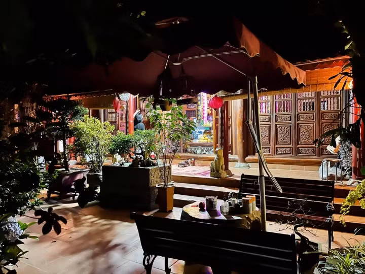 Trong sân có một bàn trà nhỏ để gia đình thư giãn vào buổi tối. Ảnh: VTCNews