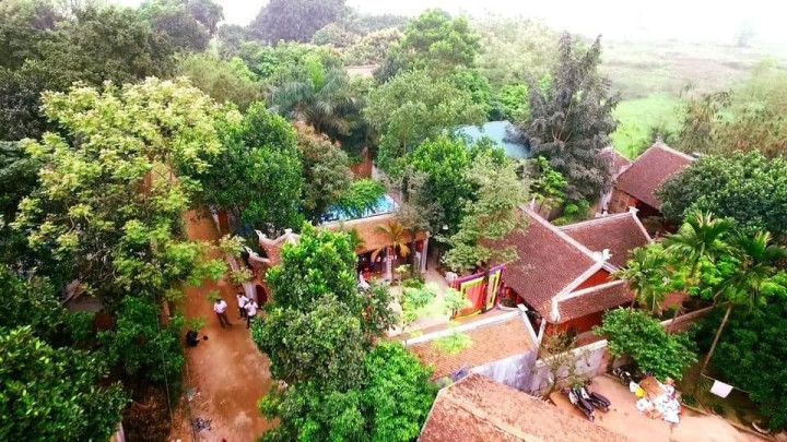 Biệt phủ của Vượng Râu rộng đến hàng nghìn mét vuông đậm nét truyền thống của làng quê Bắc Bộ với các khối nhà cấp 4 lợp mái ngói đỏ. Ảnh: Giadinhnet