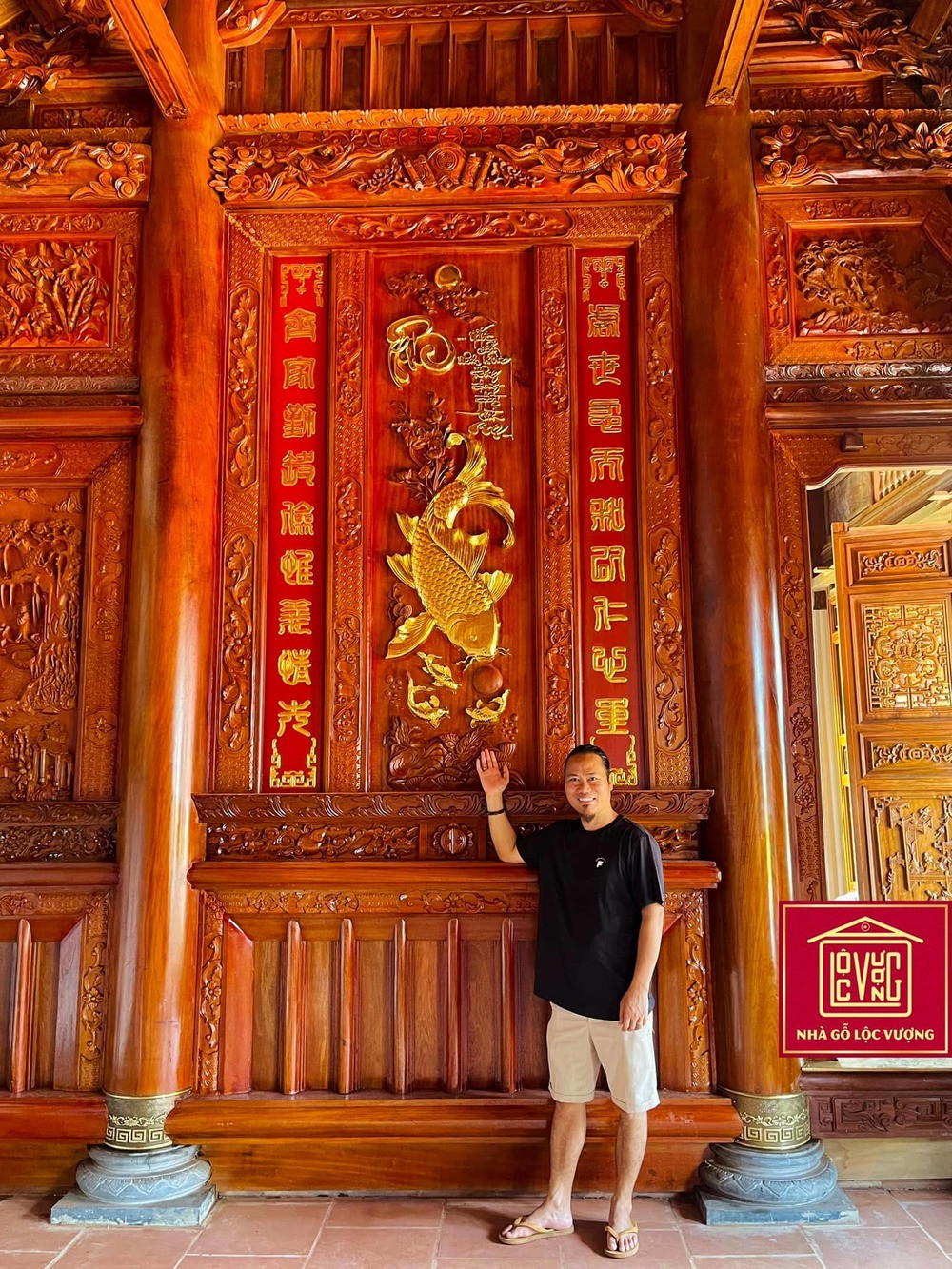 Đặc biệt, phần nội thất được dát vàng mang đến sự sang trọng cho Phủ thờ. Ảnh: Nhà gỗ Lộc Vượng