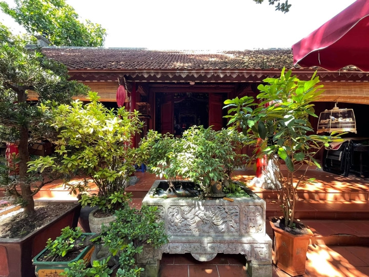 Các khối nhà nối liền với nhau bởi khoảng sân lát gạch đỏ rộng thênh thang. Ảnh: VTCNews