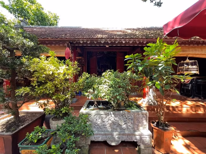 Các khối nhà nối liền với nhau bởi khoảng sân lát gạch đỏ rộng thênh thang. Ảnh: VTCNews