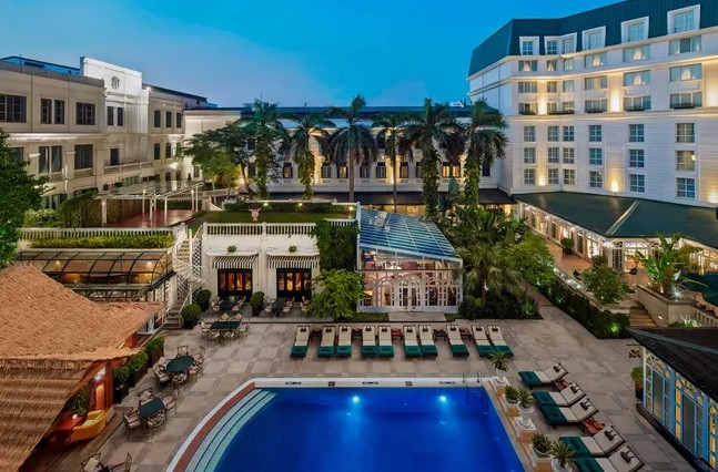 Toạ lạc trên con phố Ngô Quyền, Sofitel Legend Metropole Hanoi là khách sạn lâu đời bậc nhất ở Hà Nội với tuổi đời 121 năm. Đây là chốn nghỉ ngơi uy tín của nhiều nguyên thủ, chính khách và các nhân vật tầm cỡ quốc tế. Ảnh: Travelandleisure