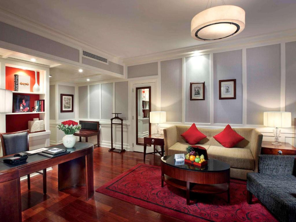 Các phòng Luxury loại thường có nội thất gợi nhớ văn hóa Pháp của thập niên 20. Mỗi đêm tại khách sạn Sofitel Legend Metropole Hanoi giá từ 5 - 100 triệu đồng. Ảnh: Booking