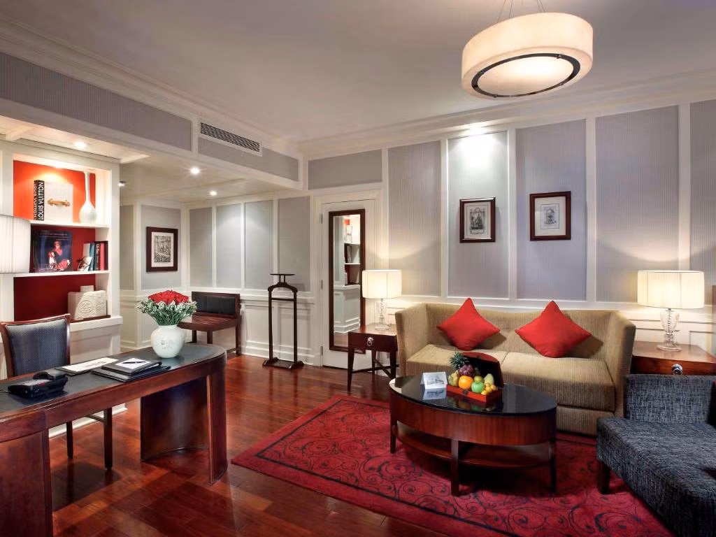 Các phòng Luxury loại thường có nội thất gợi nhớ văn hóa Pháp của thập niên 20. Mỗi đêm tại khách sạn Sofitel Legend Metropole Hanoi giá từ 5 - 100 triệu đồng. Ảnh: Booking