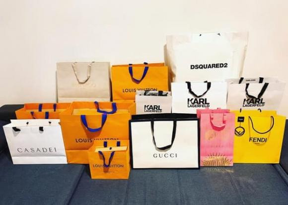 Nói về thú vui này, diễn viên Quỳnh Thư cho biết, phần lớn đồ hiệu đều do cô tự bỏ tiền túi, không cần nhờ tới ai. Ảnh: FBNV