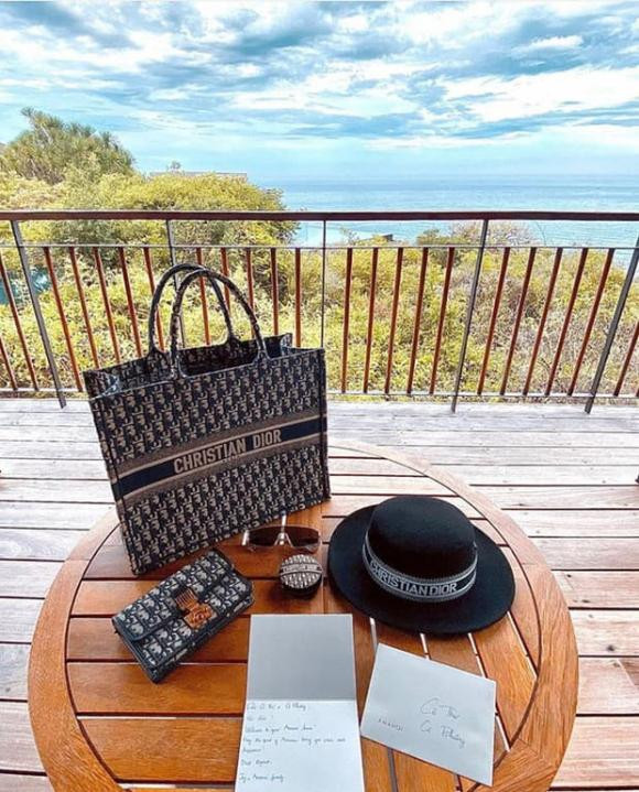 Trên trang cá nhân, Quỳnh Thư thường xuyên cập nhật ảnh đi du lịch nước ngoài và tậu cả "núi" đồ hiệu đắt đỏ. Ảnh: FBNV