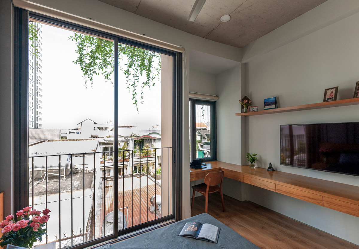 Vật liệu mộc mạc và thân thiện với thiên nhiên như trần bê tông và sàn gạch terrazzo được kết hợp hài hòa với đồ gỗ có thể tái chế và kính.