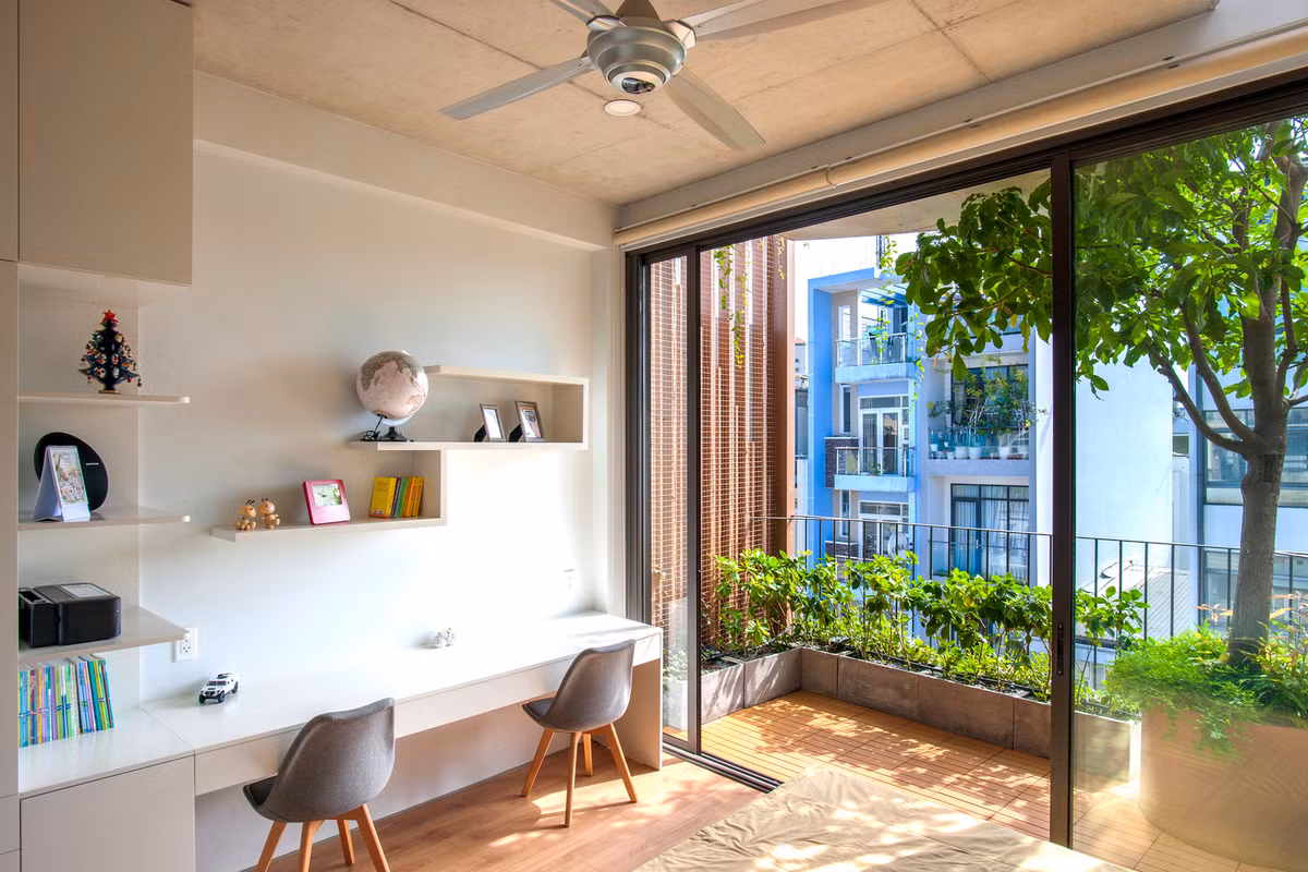 Bên trong bao gồm cả không gian chung và không gian dịch vụ; một không gian thương mại nhỏ; 6 studio cho thuê đầy đủ tiện nghi và 2 phòng ngủ ở hai tầng trên.