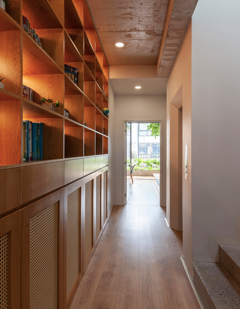 Khoảng trống phía trước và phía sau đủ thông gió tự nhiên và ánh sáng ban ngày cho các phòng.