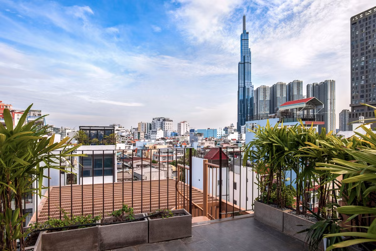 Hai tầng trên cùng gắn với những khu vườn đầy lá. Nguồn ảnh: ROOM+ Design &amp; Build