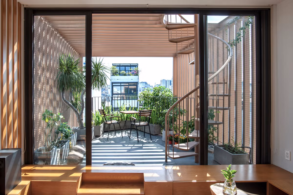 Các tầng đều được kết nối với khoảng thông tầng ở trung tâm. Khoảng lùi 3,5m tạo thành sân trước, khu để xe ở phía sau, cạnh sân sau.