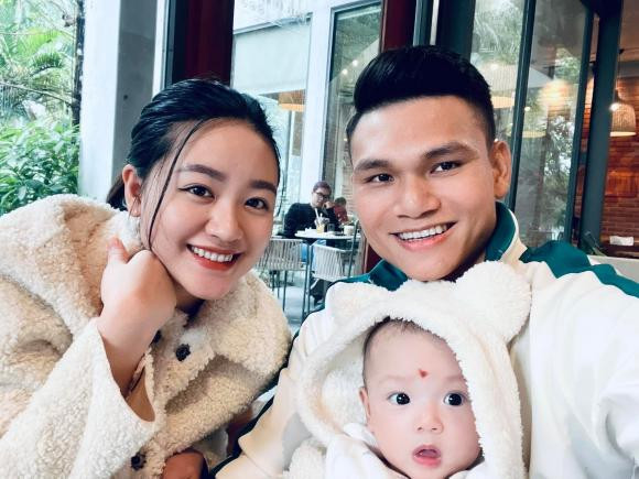 Hiện tại, cầu thủ Phạm Xuân Mạnh có cuộc sống bên vợ đẹp Trần Thị Dung và con gái. Ảnh: FBNV
