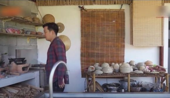 Khu bếp với nhiều vật dụng dân dã của Trường Giang. Ảnh chụp màn hình