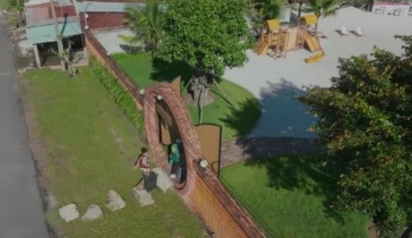 Ngay từ cổng vào đã mang đến cảm giác như một khu nghỉ dưỡng sang trọng vừa bình yên, vừa gần gũi với thiên nhiên. Ảnh chụp màn hình